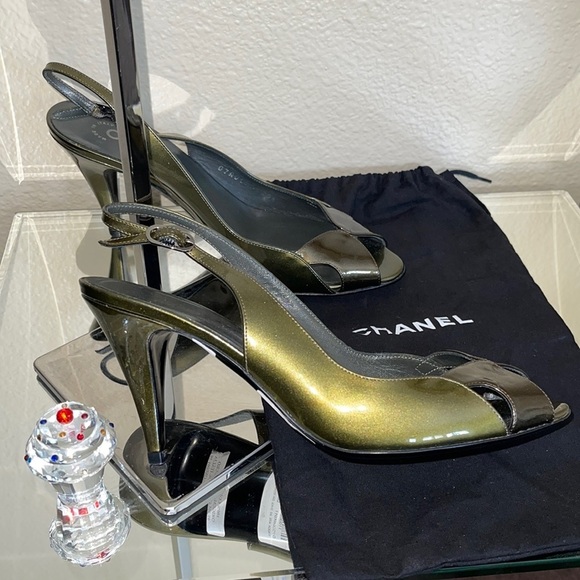 CHANEL HEELS NEW  38.5 PATENT LEATHER METALLIC OLIVE GREEN 🫒 CHANEL DUST BAG - Picture 1 of 17